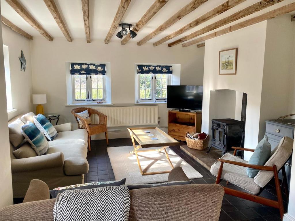 Spacious Red Brick Cottage with enclosed garden, Great Bircham