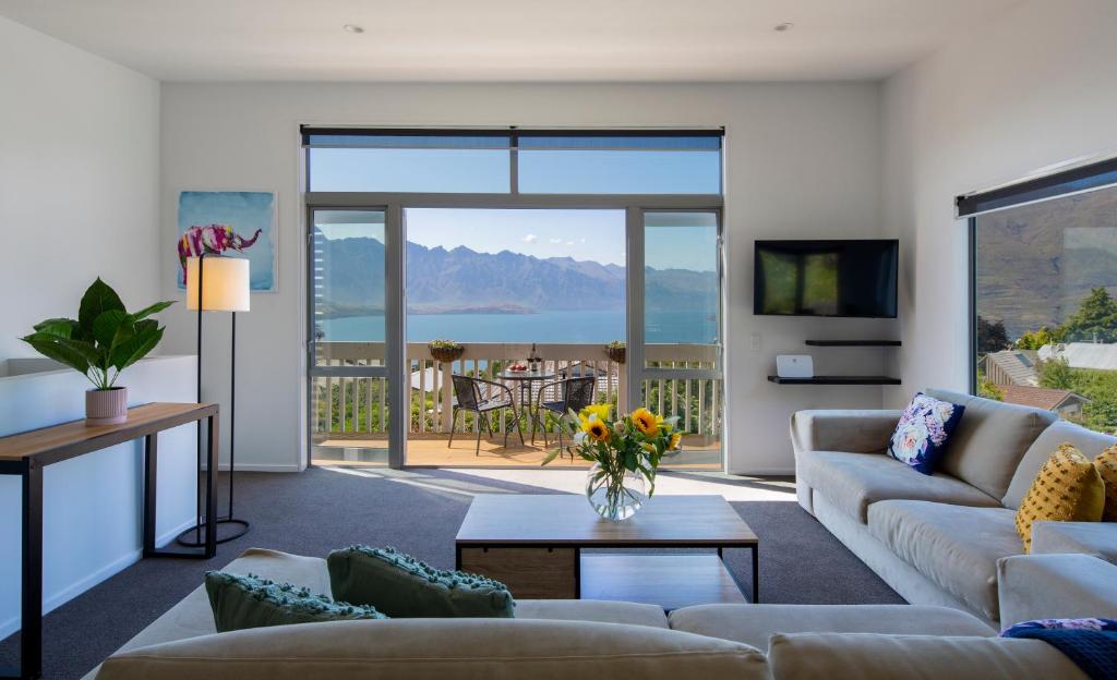 Stunning Lake and Mountain Views, Queenstown