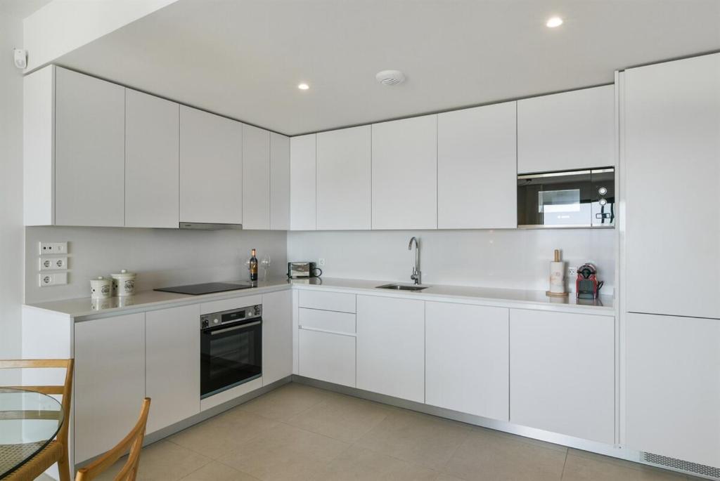 Split-level apartment with spa & private rooftop - 5