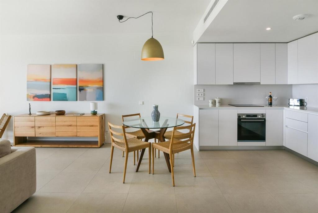 Split-level apartment with spa & private rooftop - 4