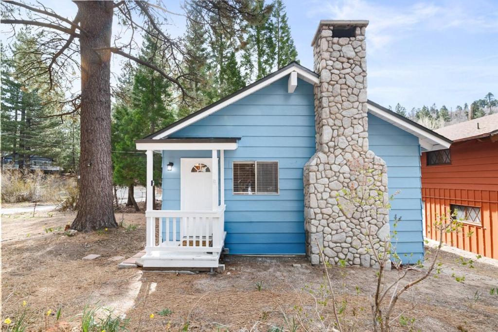 Bluebird Cabin, Indoor Fireplace, Next to Lake!, Green Valley Lake