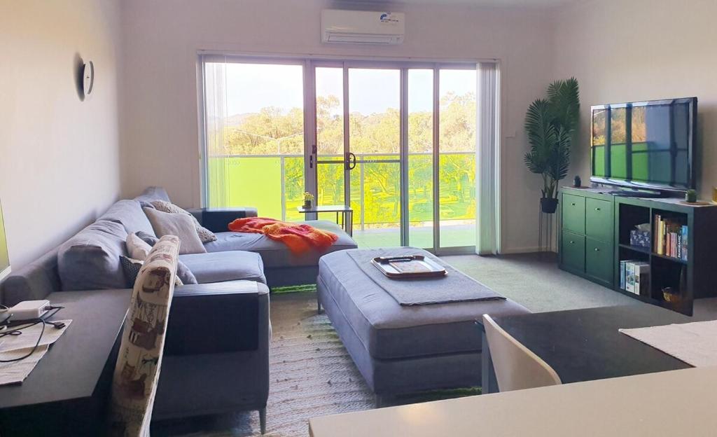 Apartment in Greenway with lake views and secure carpark, Tuggeranong