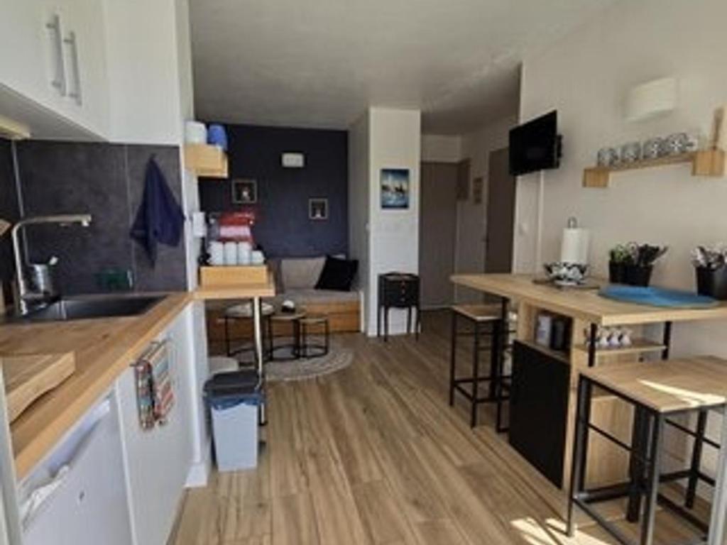 Appartement Bord de Mer avec Parking et Piscine - Confort et Commodité - FR-1-801-4 - 4