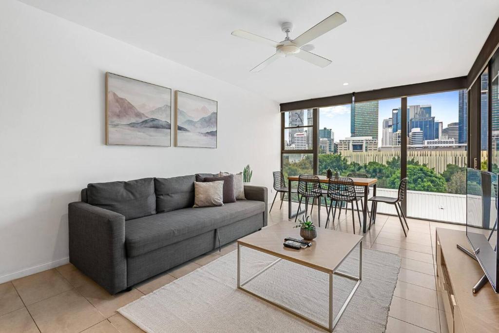 Million Dollar Views and Best Location! Walk to CBD!, Brisbane