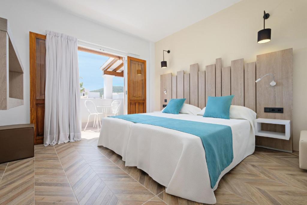 azuLine Apartamentos Can Sanso — Hotel rooms in Santa Eulalia, Balearic Islands