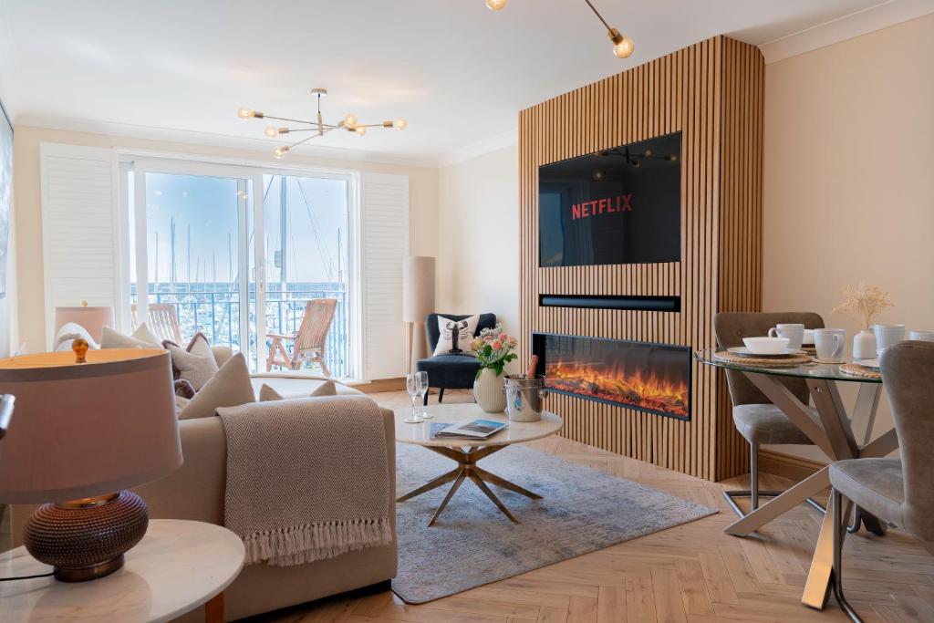 Stunning modern space with harbour views & free parking, Brighton and Hove