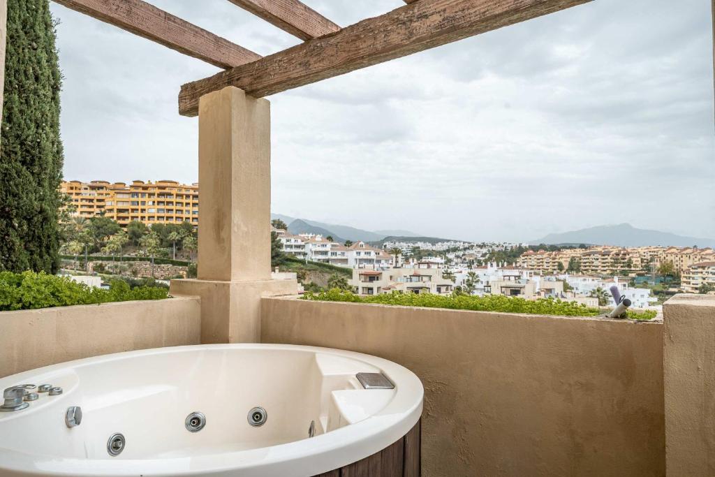 Sea & Sun Hills Views Pool Jacuzzi - 5