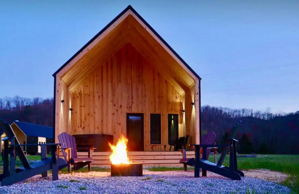 New! River's Edge | Hot Tub | Mountain Views | Lux, Slade