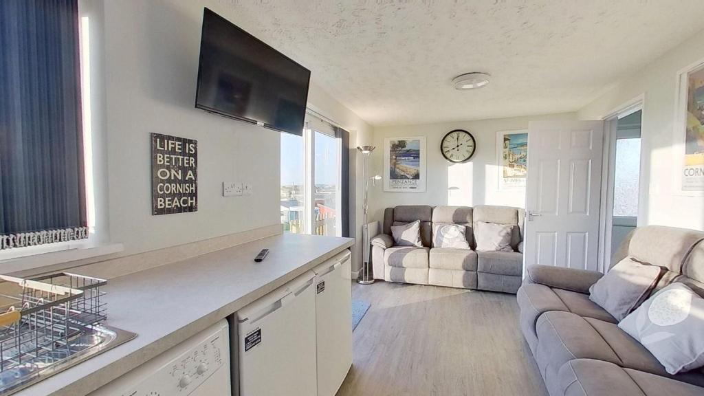 E24 Smeranda, Riviere Towans, Hayle