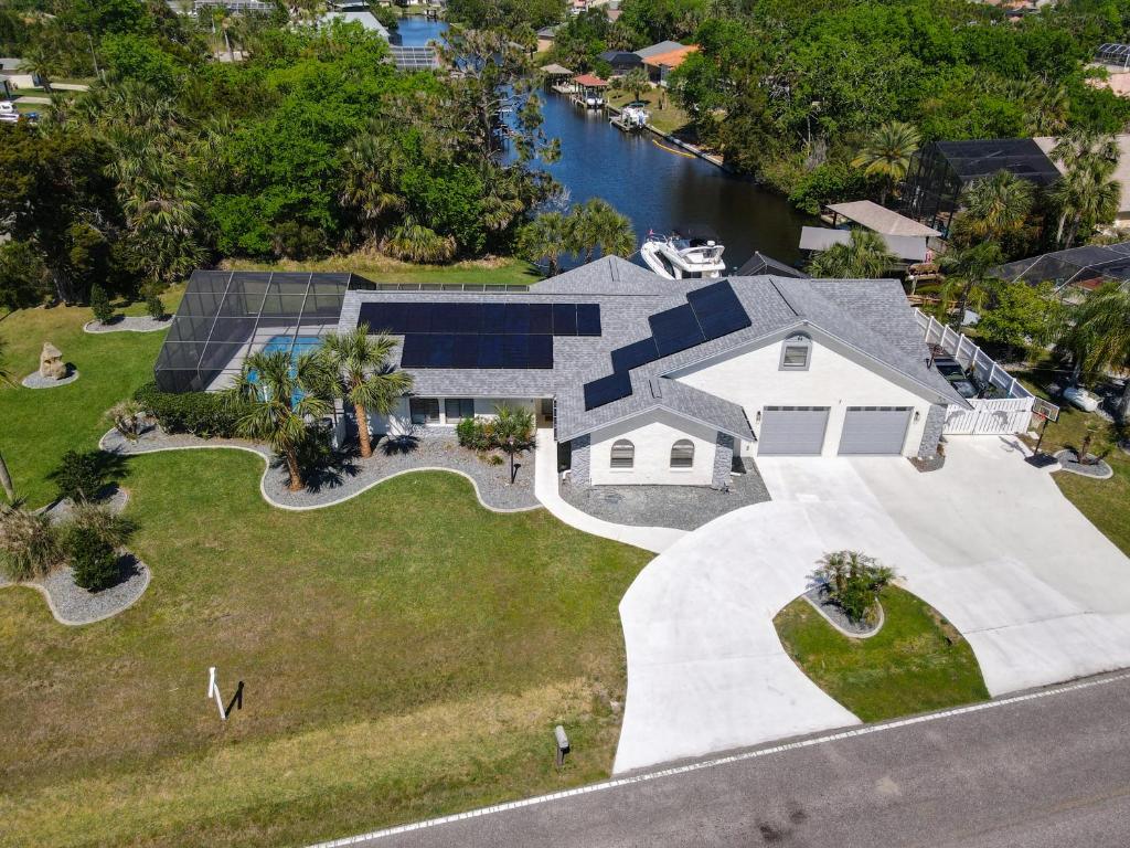 Gameroom Canal Large Dock Pool 6 Beds, Palm Coast