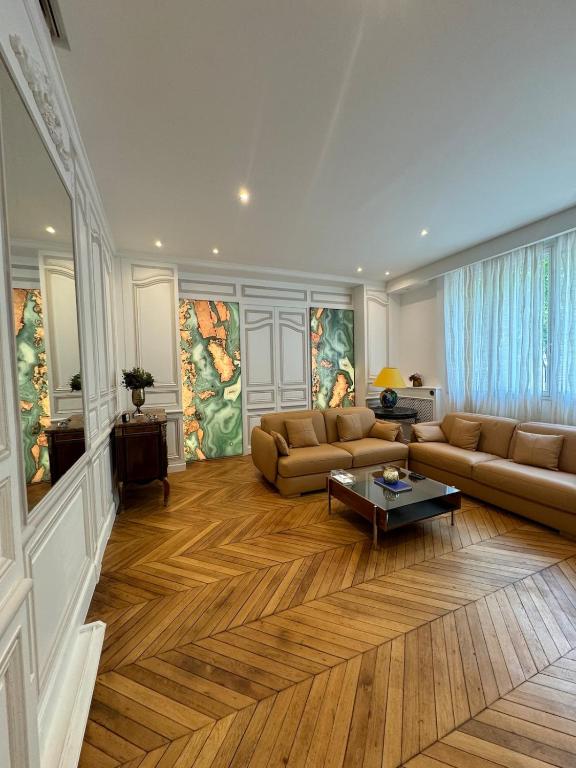 Luxurious 2 bedroom apartment, located in Avenue George V - 4