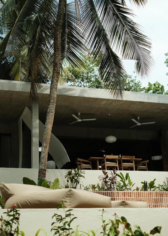 Konkrit, Tropical Brutalist Villa in Ahangama, Ahangama