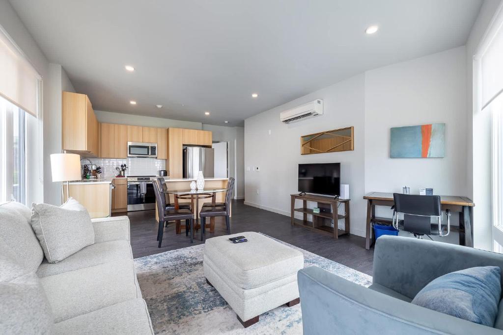 Luxury Private Apt with Pool, White Plains