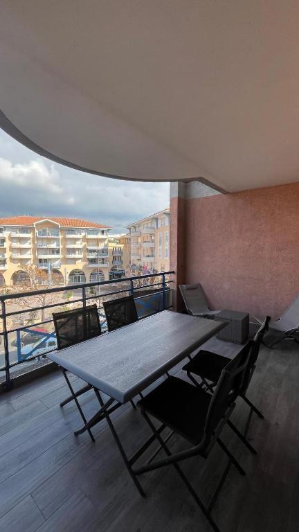 Port Fréjus, Terrasse, wifi, clim, plage à 5' - 5