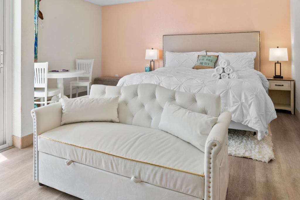 Updated King Suite- Partial Ocean Views! Bay Watch 1910, Myrtle Beach