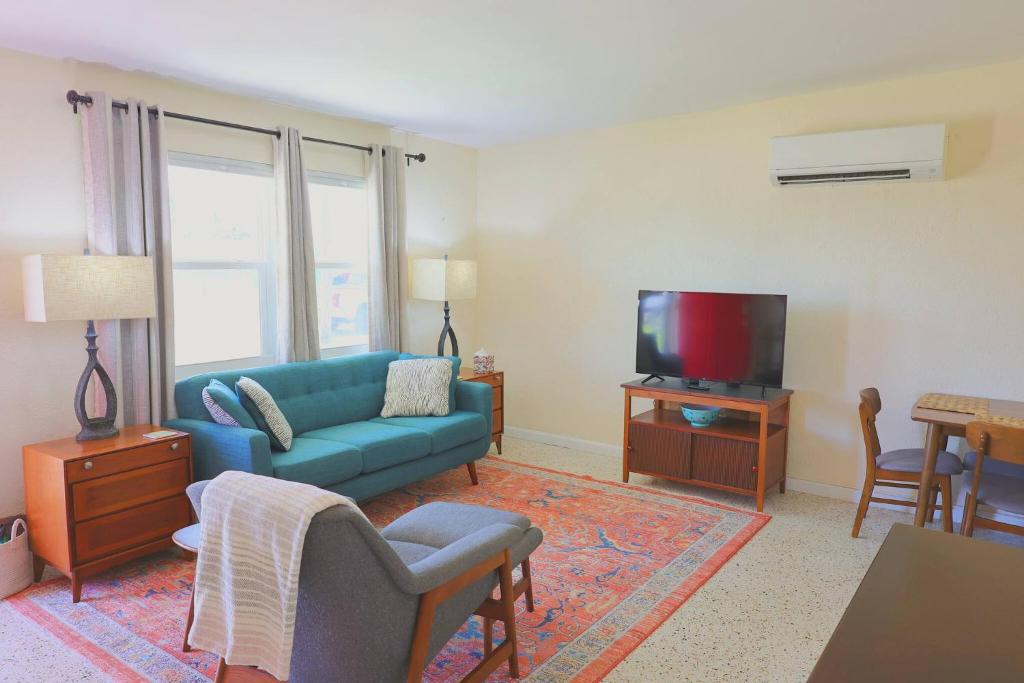 Sunshine on La Paloma!, Pelican Island