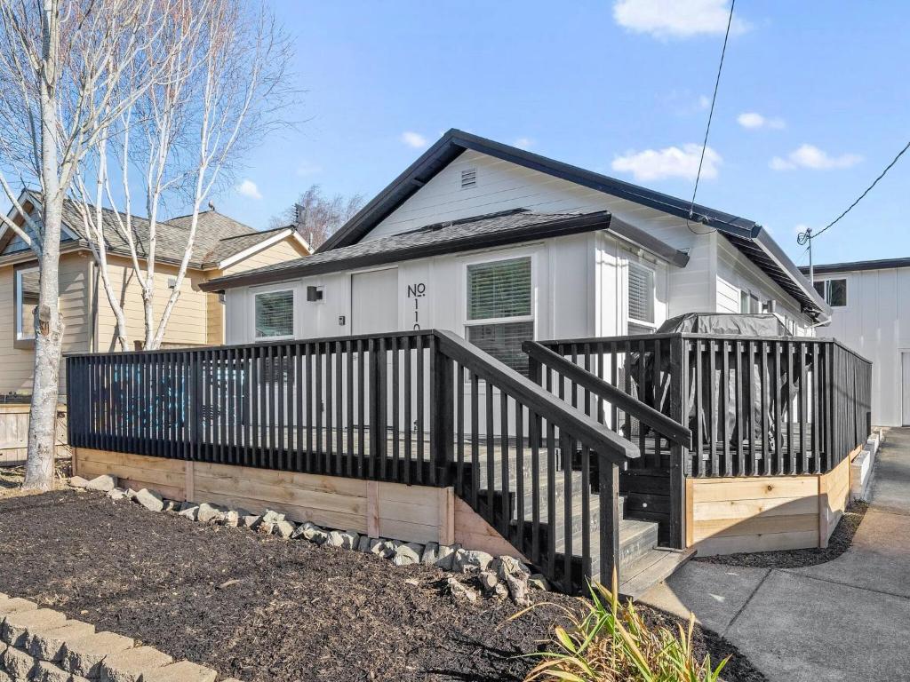 Garibaldi 10 | Modern | Dog Friendly Getaway, Garibaldi