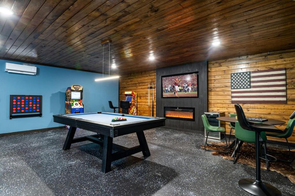 Luxury! Views, Hottub, Theater, Game Room, Private, Gatlinburg