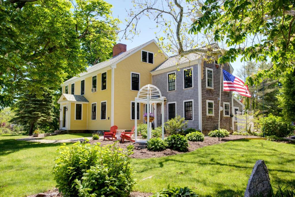 Gorgeous Cape Cod Mansion With Spa Near Beach, Barnstable