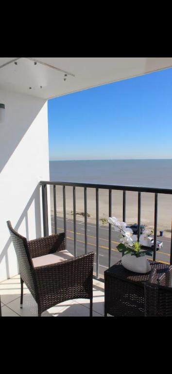 Beautiful renovated oceanfront, Galveston condo- fits up to six people!, Galveston