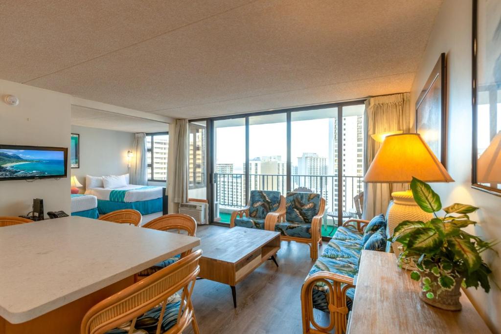 Spacious & Affordable Waikiki Getaway - Perfect for Families & Groups, Near Beach includes Free Parking (22208), Honolulu