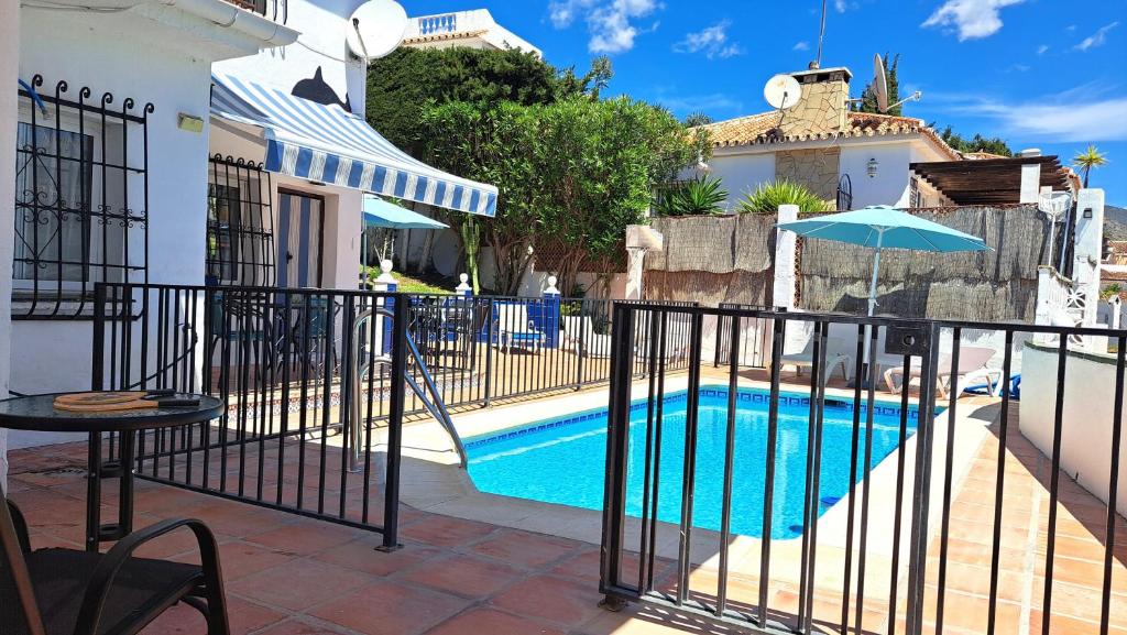 2 Bed Villa - Sleeps 5 - Private Pool & Garden - 3