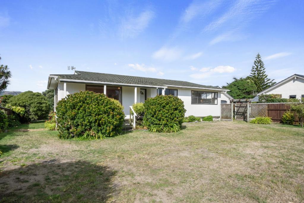 Coastal Drift - Waikanae Beach Holiday Home, Waikanae