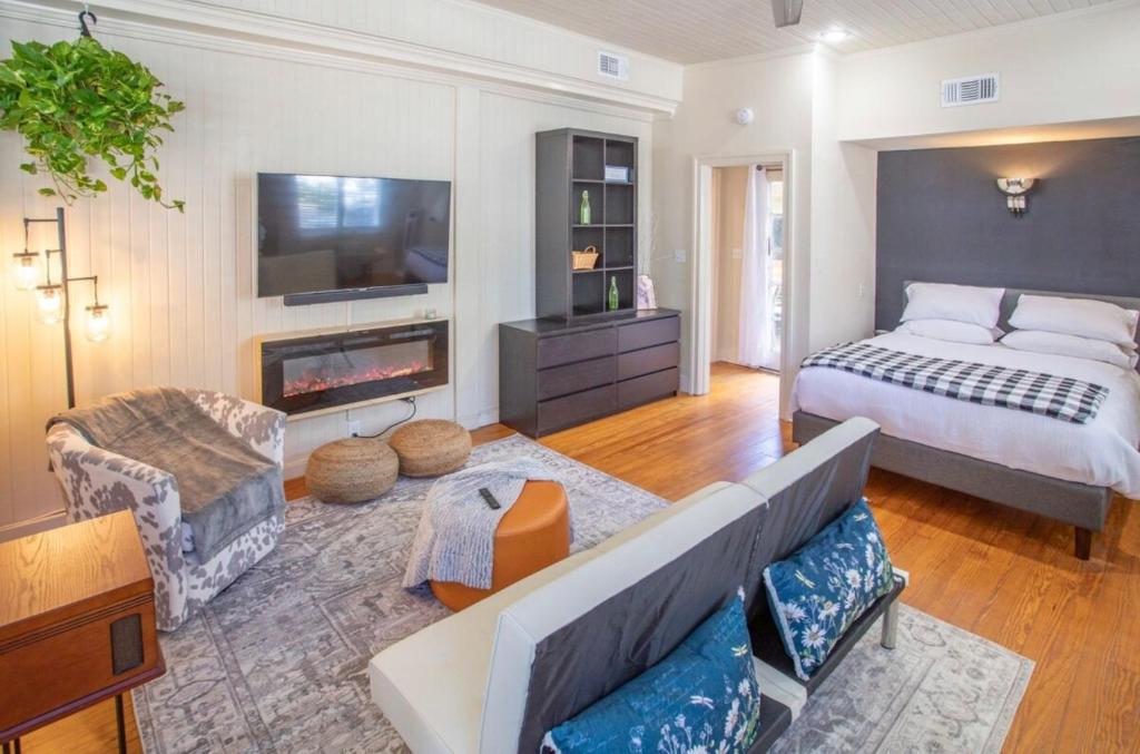 Romantic Studio Apt in Historic Downtown Savannah, Savannah