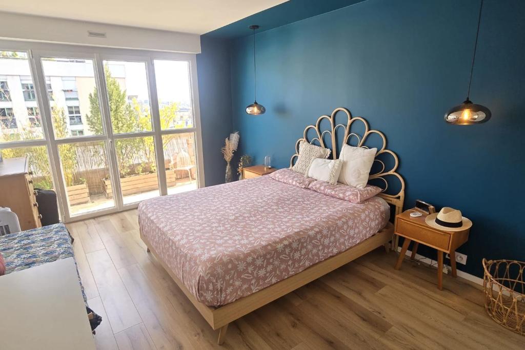 Apartment with terrace and view of Paris - 2