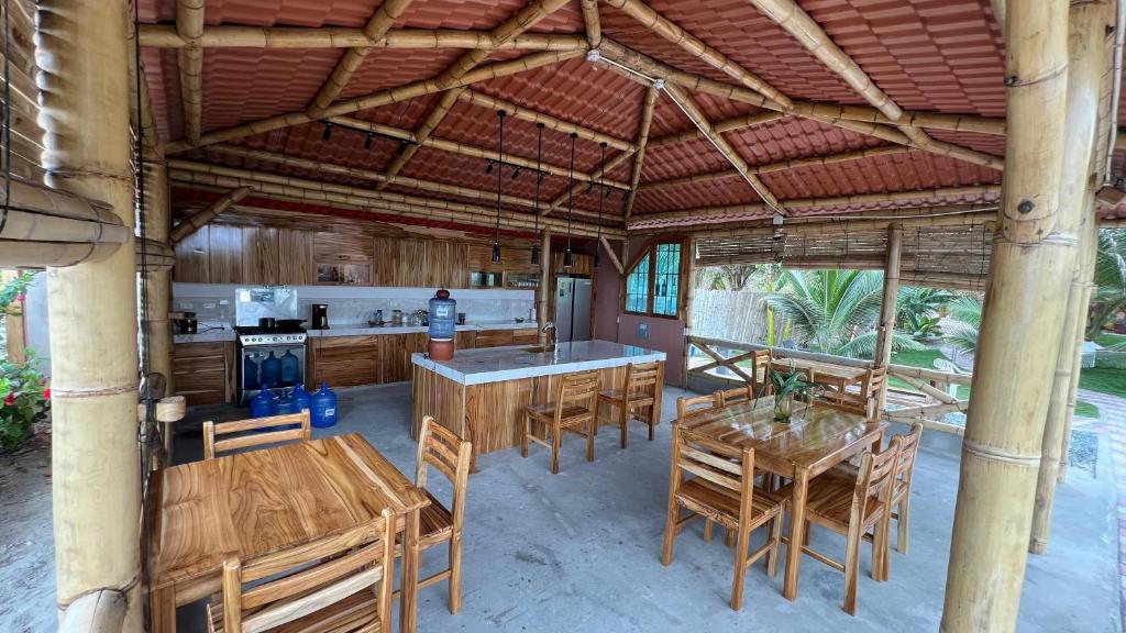 Sirena's Beach & Surf Club - 5
