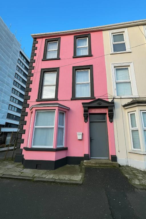 Hen & Stag Hideaway - HUGE, Unique and Sleeps 15, Belfast