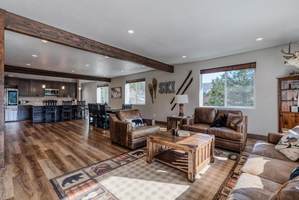 The Trailblazer - Luxe Ski-In Ski-Out on Whitefish Mountain, Whitefish