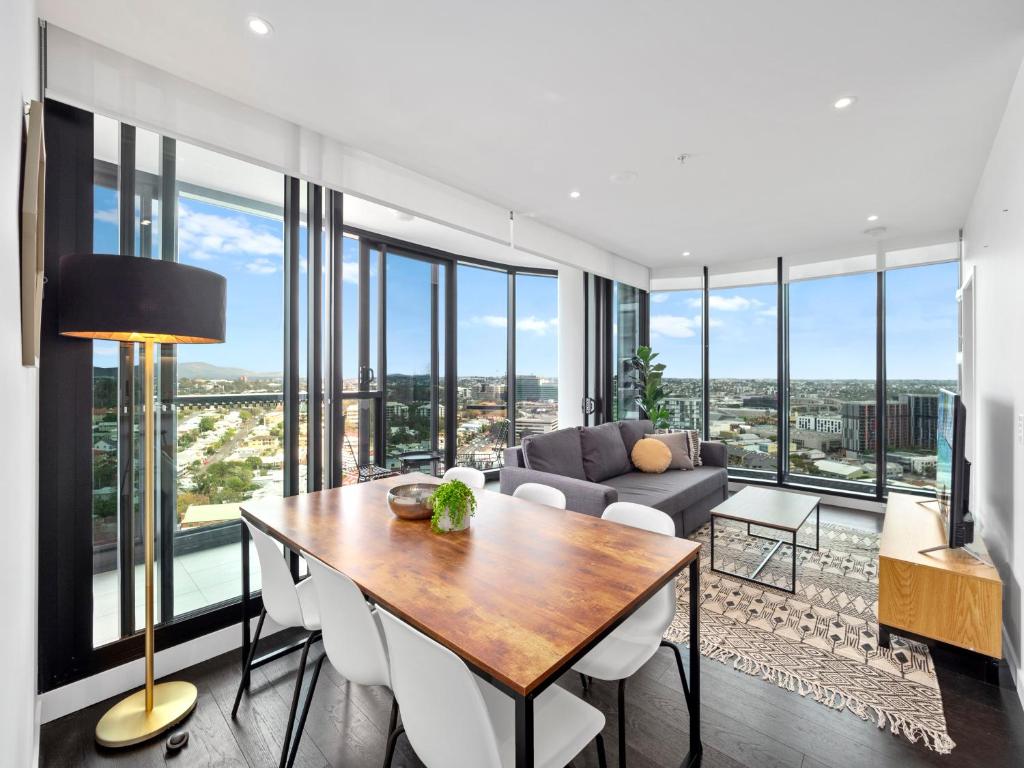 Mountain Views and Infinity Pool Overlooking City!, Brisbane