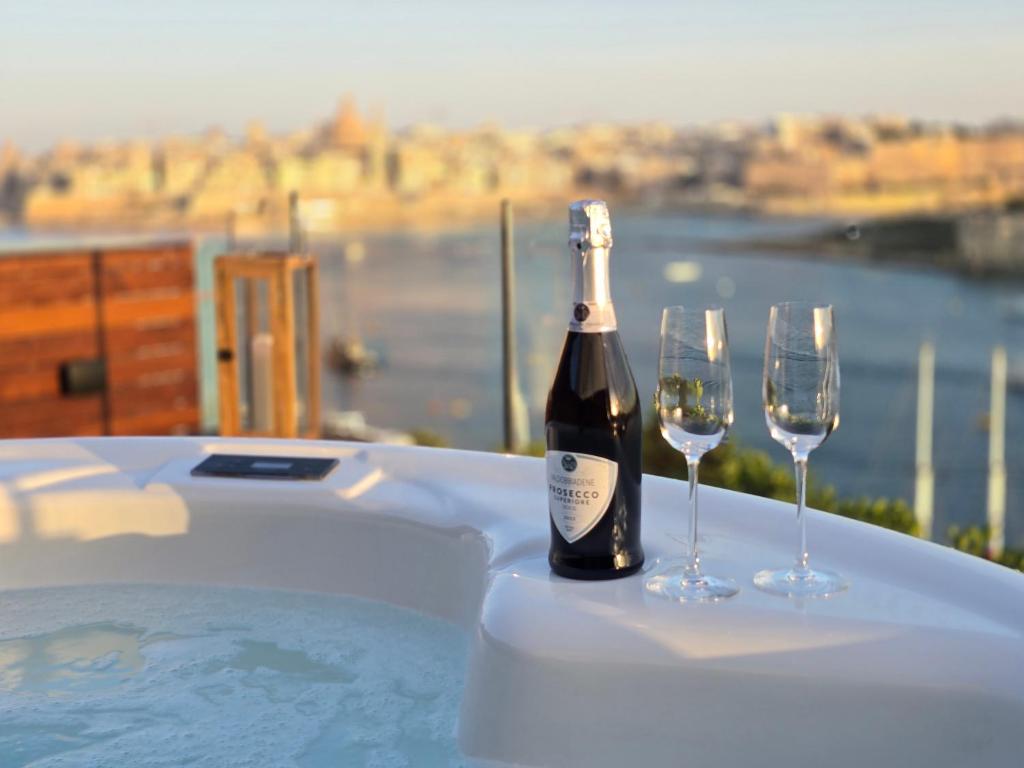 Unique Seafront Triplex Penthouse with Panoramic Bedroom & Rooftop Jacuzzi overlooking Valletta, Sliema