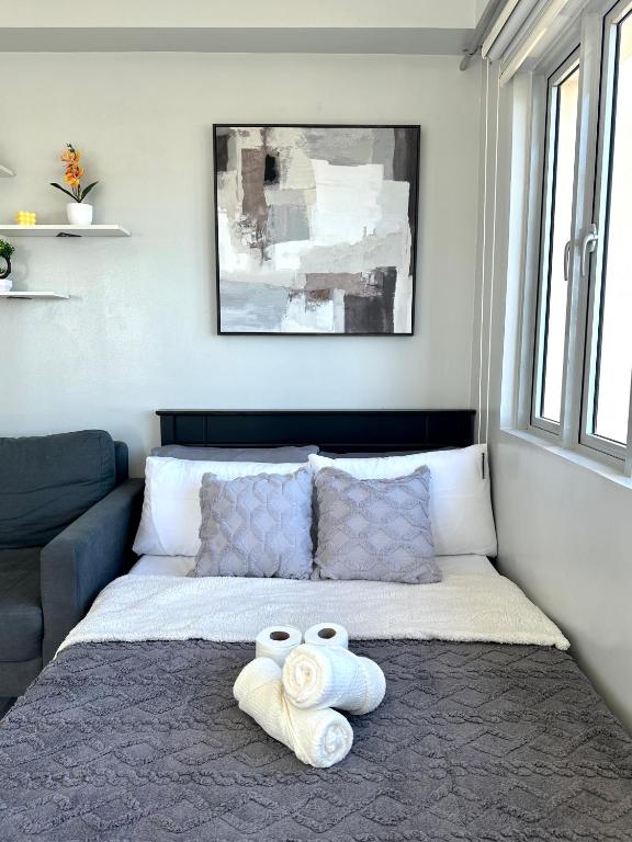 Modern and Slick Condo in Venice near Makati and BGC, Sampong