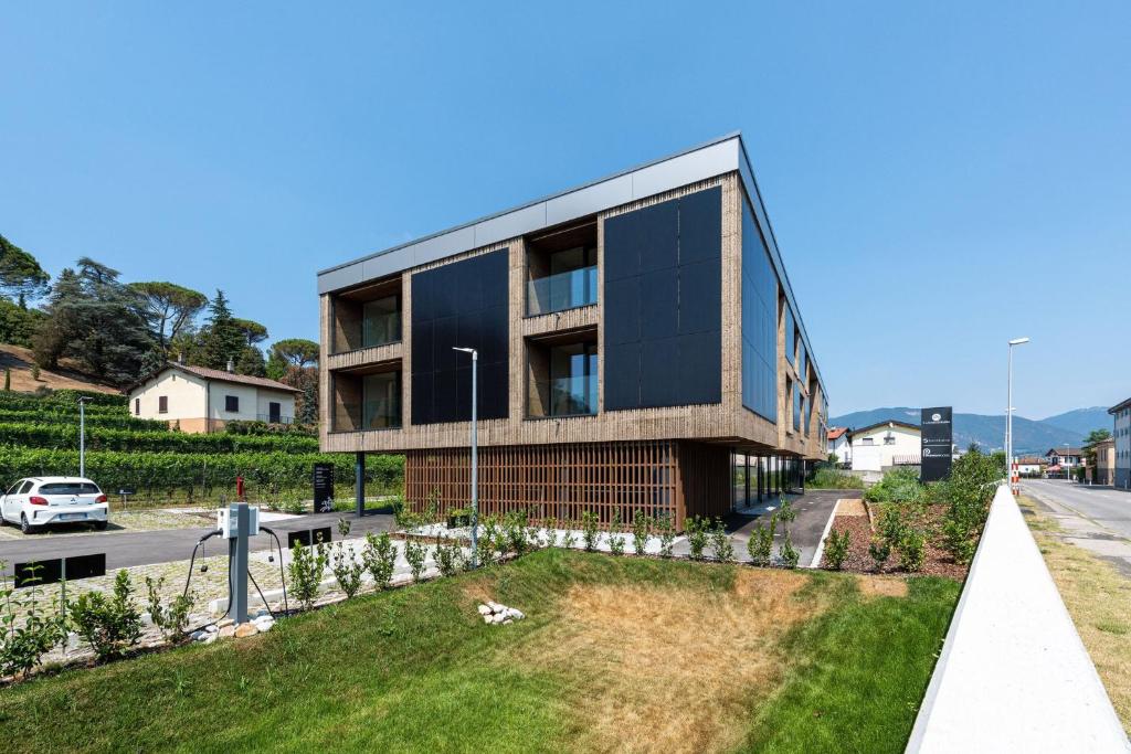 Modern, simple and super-equipped style apartment, Stabio