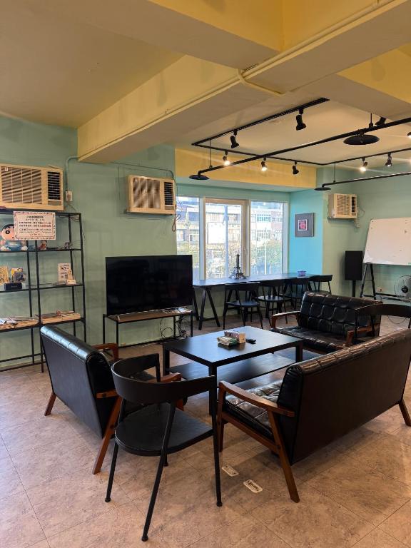 Shared lounge/TV area, Pathways Hostel in Kaohsiung