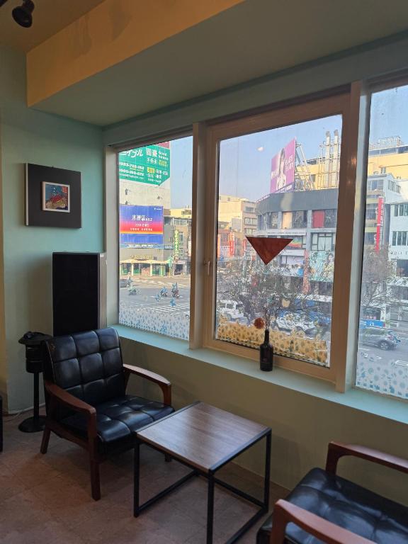 Shared lounge/TV area