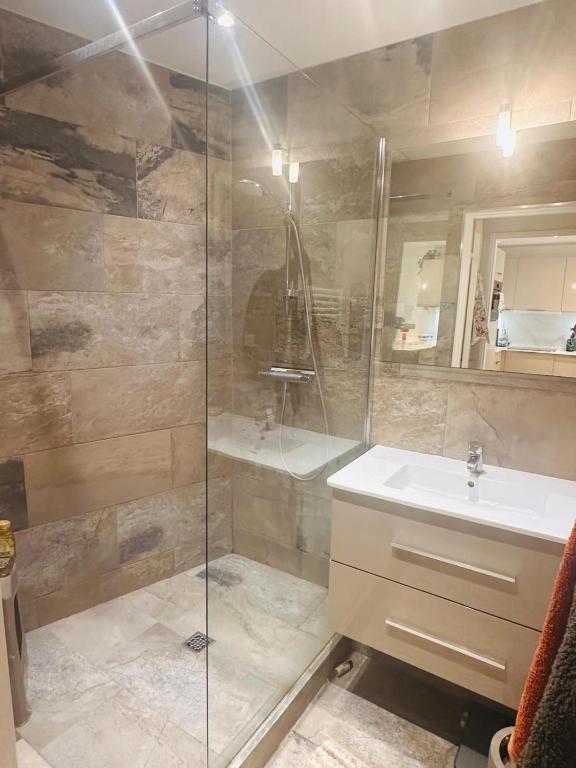 Lovely one bedroom apartment with balcony & wifi just minutes walk from Palais and Cannes beaches 109 - 5
