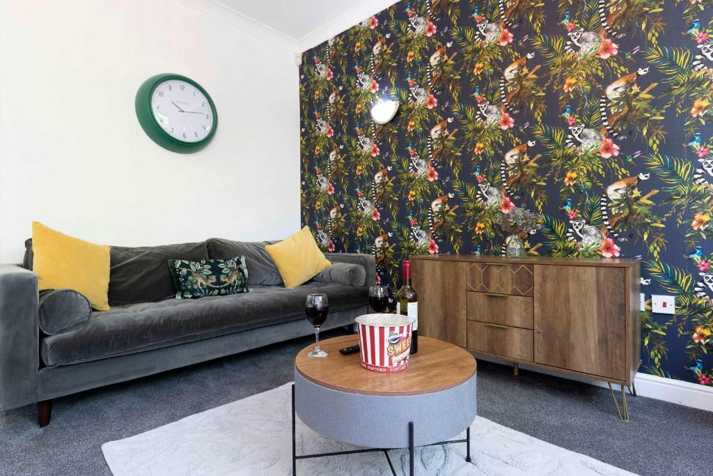 TS1 large apartment with Private Parking, Middlesbrough