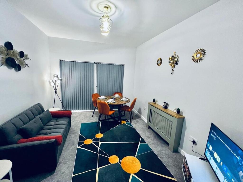 Elite Apt nr Strood stn, High street, Medway, Rochester Castle & Cathedral, Wainscot