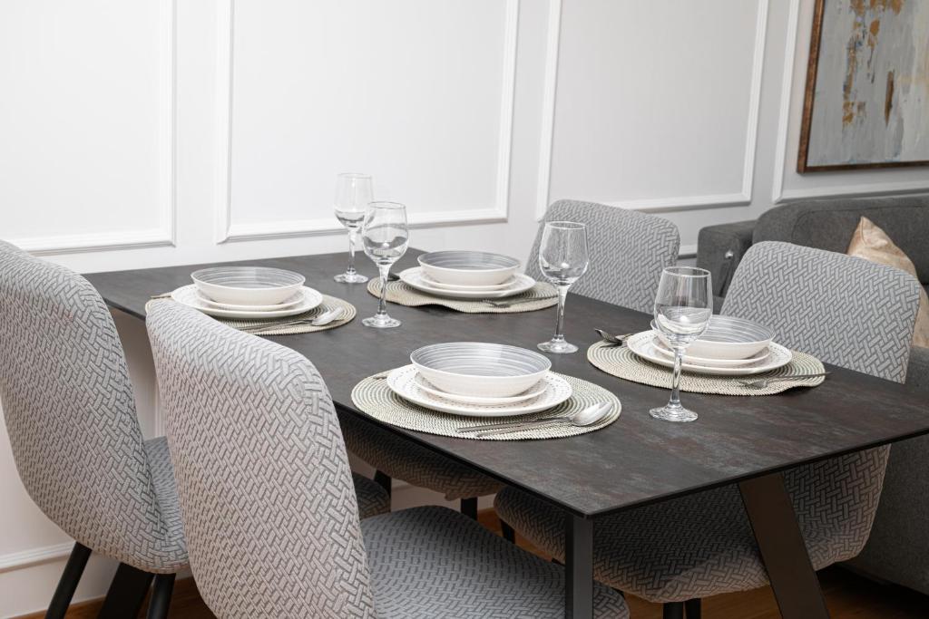 Elegant Downtown Apartment with Private Parking - 3