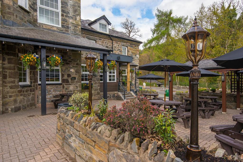 Swallow Falls Complex 外観