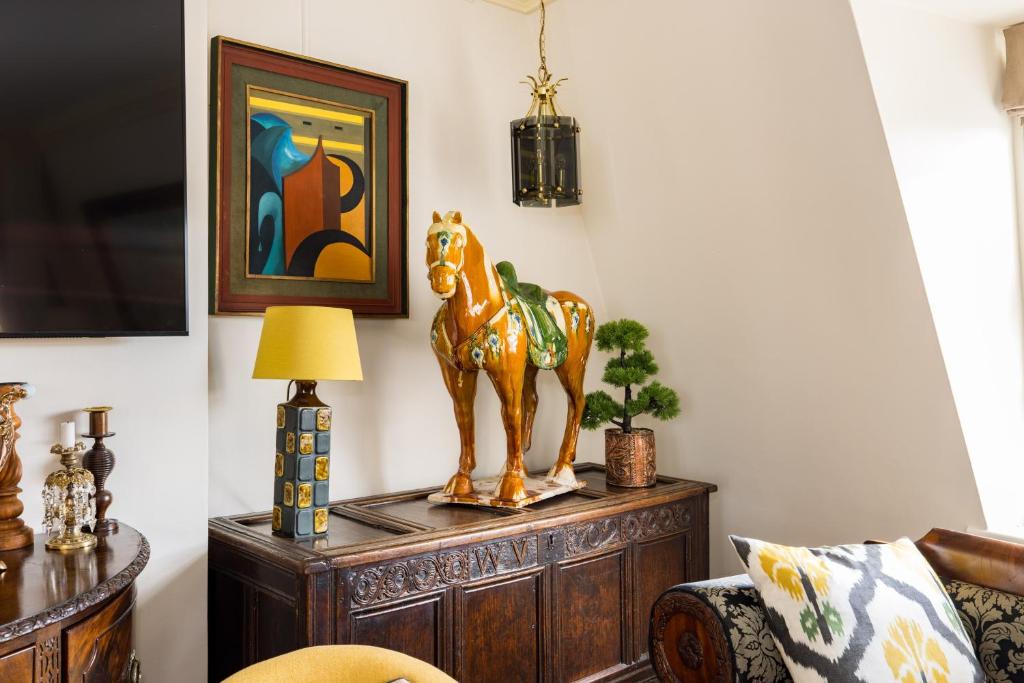 Mayfair 9-Bed Townhouse - Sleeps 16 Patio & Ac, Londyn