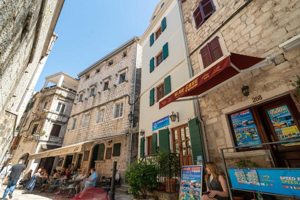 Studios Belvi, Kotor