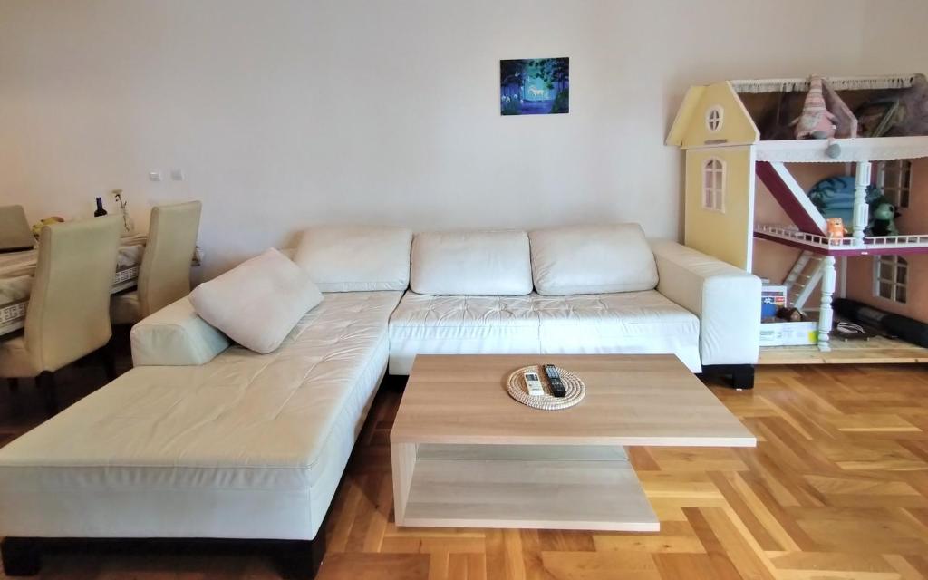 Club House Apartment with Garden and Pool - 5
