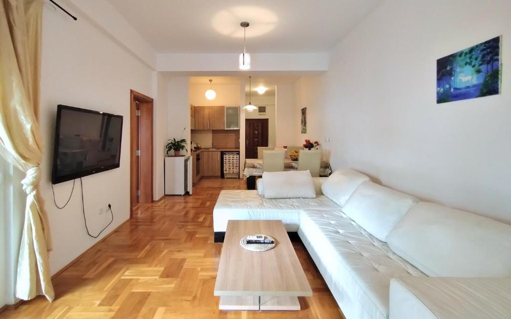 Club House Apartment with Garden and Pool - 2