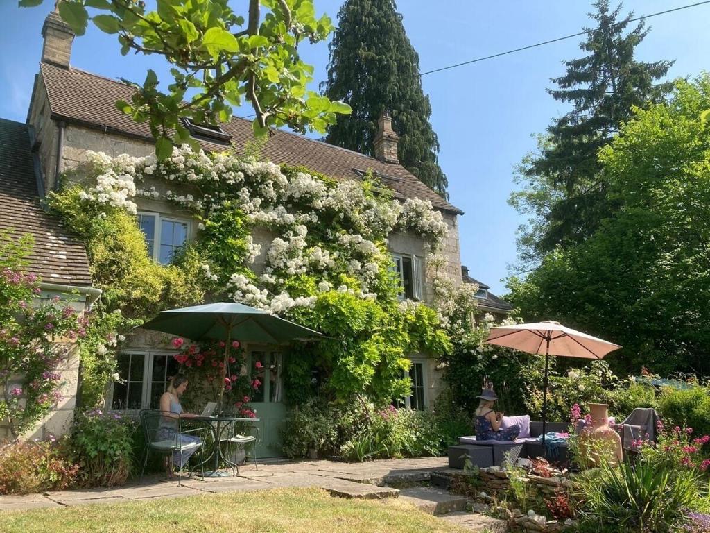 Charming Escape - Dog-Friendly Writer's Stone Cottage in the Stroud Valleys, Chalford