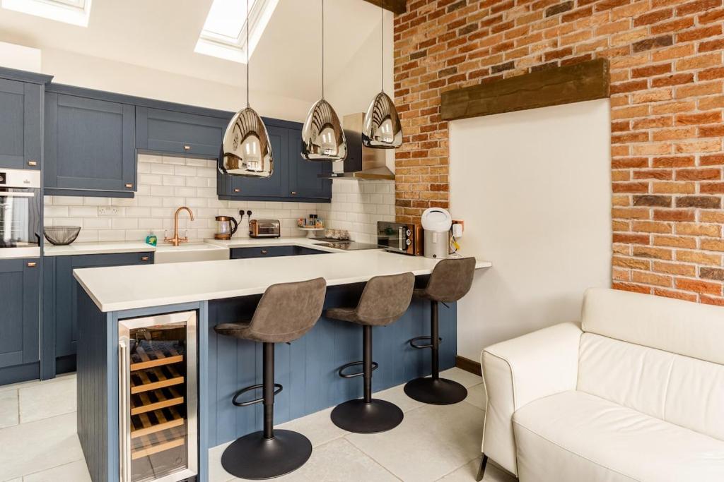 The Cowshed - Luxury Barn with Hot Tub, Bromsgrove