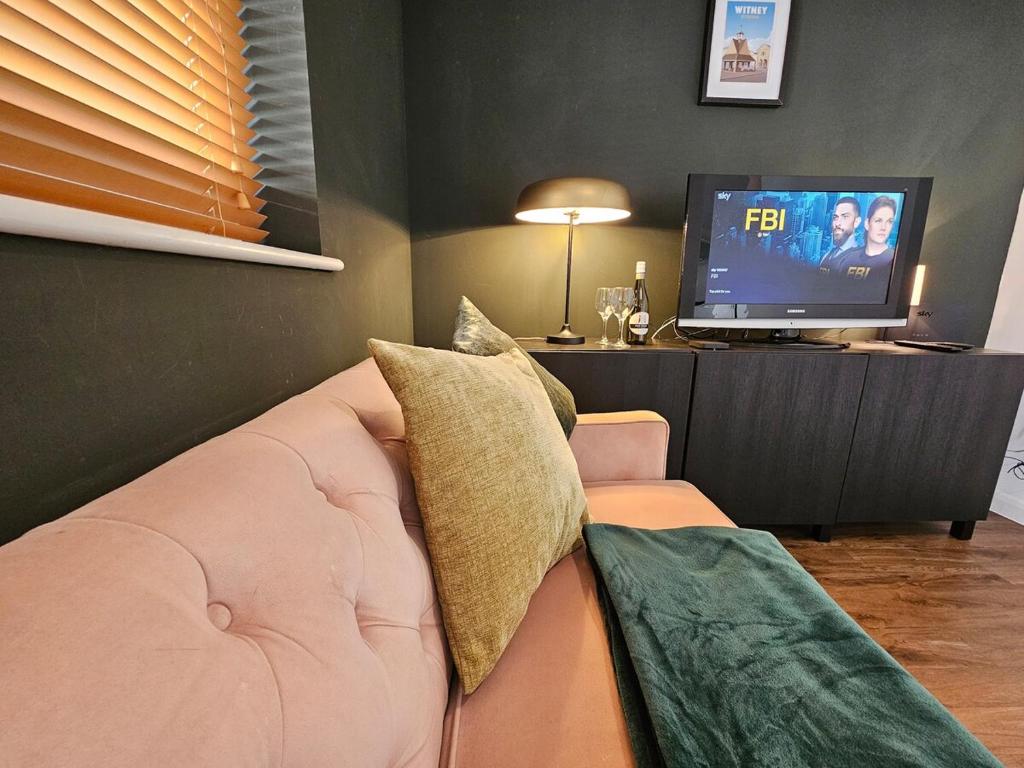 Stylish 2 Bed in Witney, Parking & Dog-Friendly!, Witney